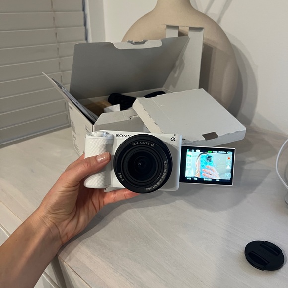 Sony ZV-E1 Mirrorless Camera with 28-60mm Lens - white - Picture 9 of 10